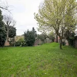Large 4 Bed House Near River Thames