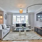 Large 4 Bed House Near River Thames