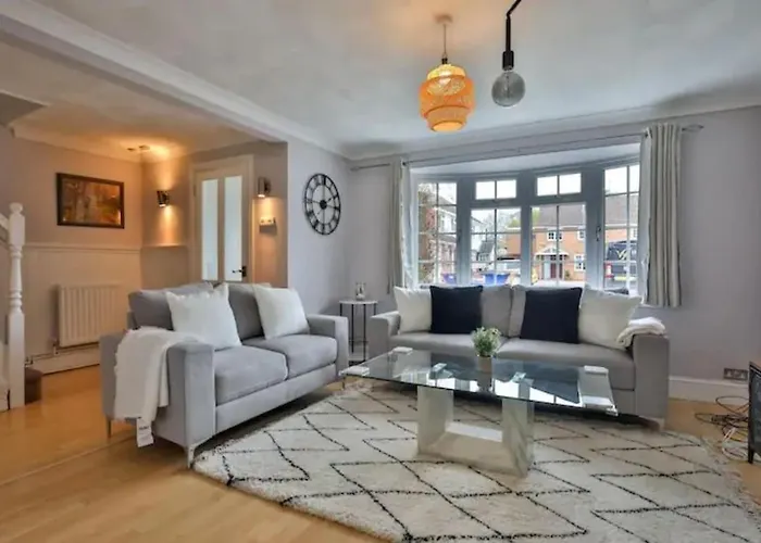 Large 4 Bed House Near River Thames