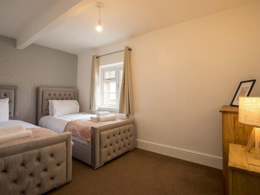 Holiday home Large 4 Bed House Near River Thames Old Windsor