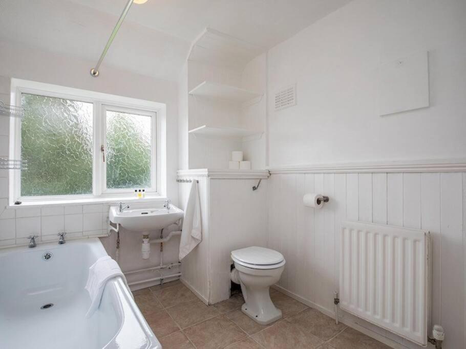 Holiday home Large 4 Bed House Near River Thames