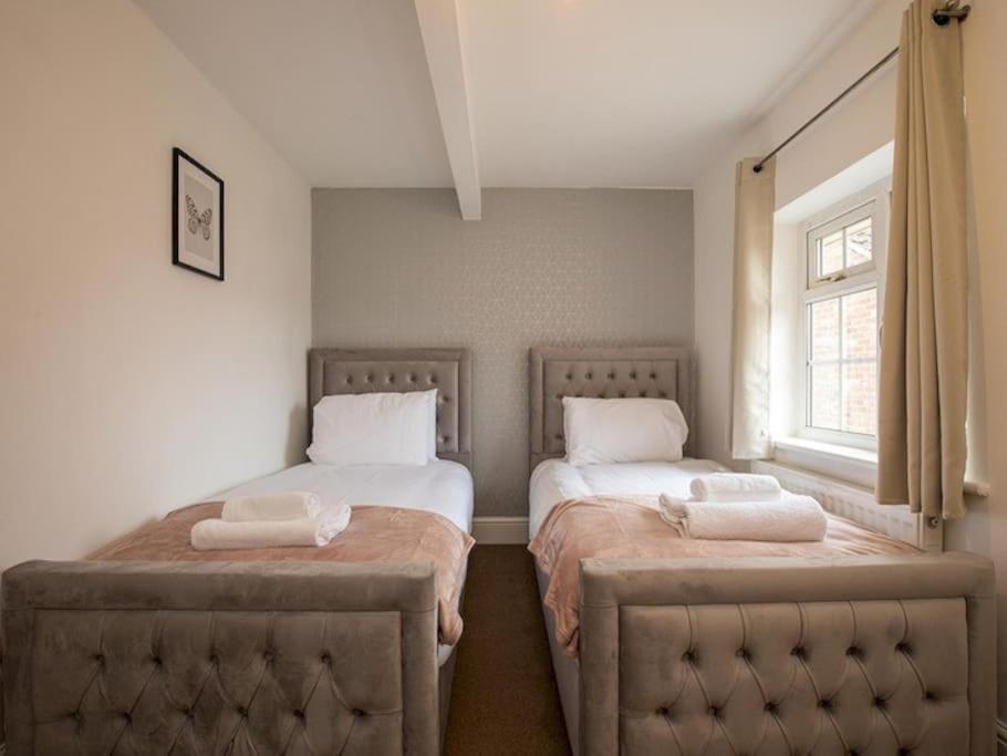 Large 4 Bed House Near River Thames Holiday home