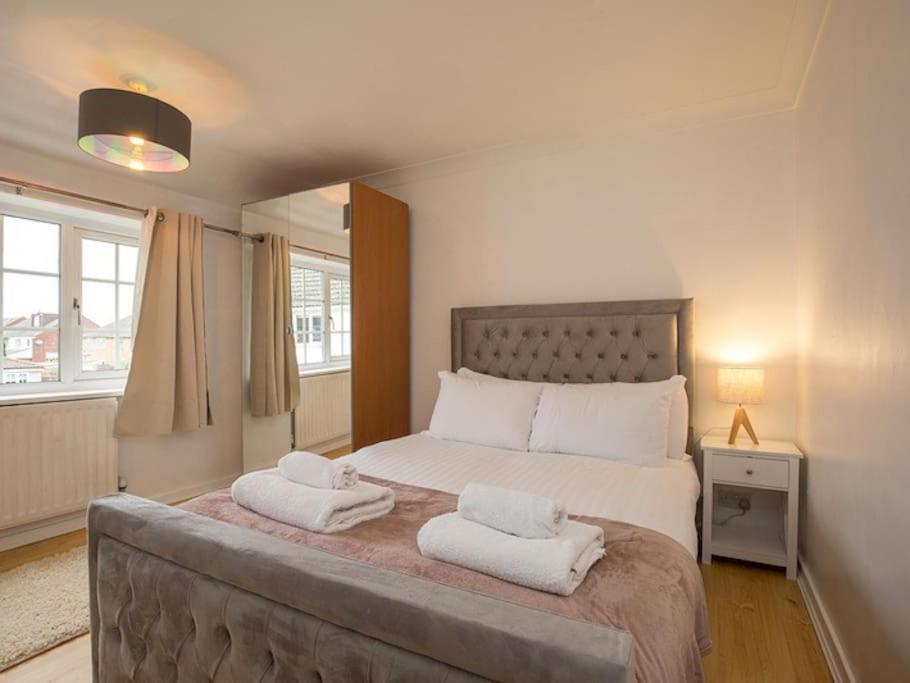 Large 4 Bed House Near River Thames