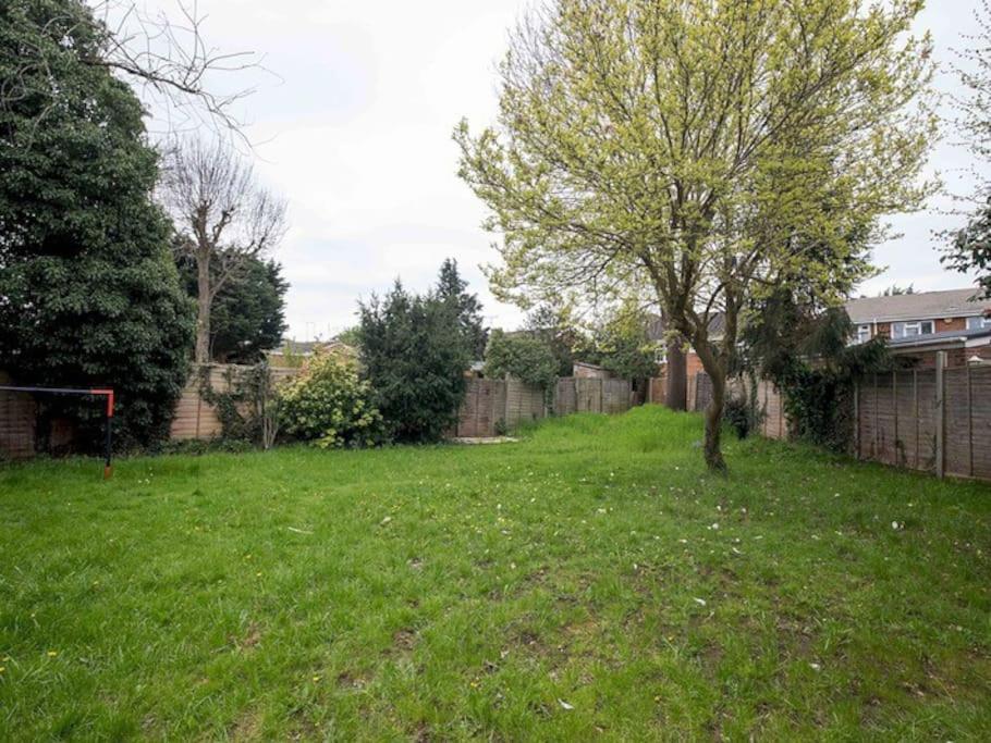 Large 4 Bed House Near River Thames * Old Windsor