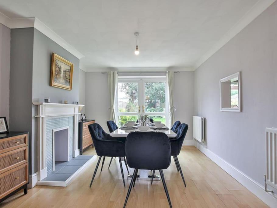 Holiday home Large 4 Bed House Near River Thames Old Windsor