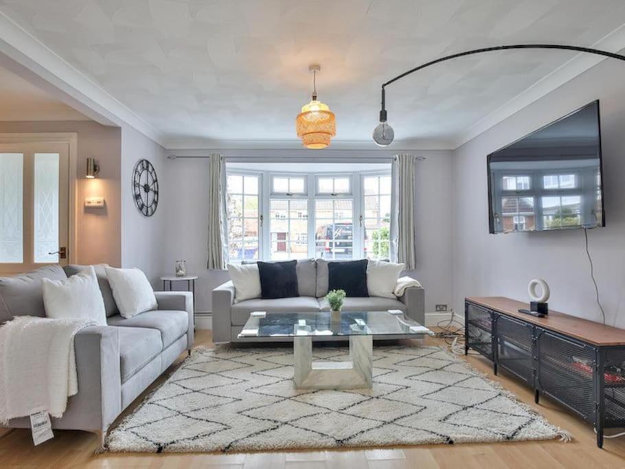 Large 4 Bed House Near River Thames * Old Windsor