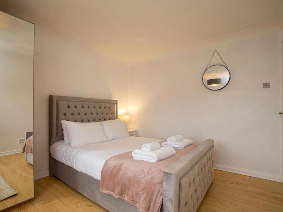 Large 4 Bed House Near River Thames Holiday home *