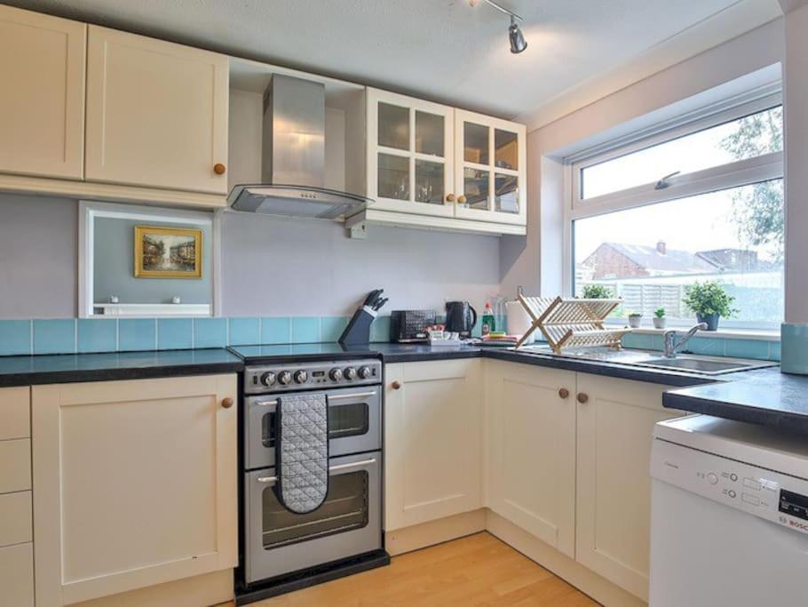 Large 4 Bed House Near River Thames Old Windsor
