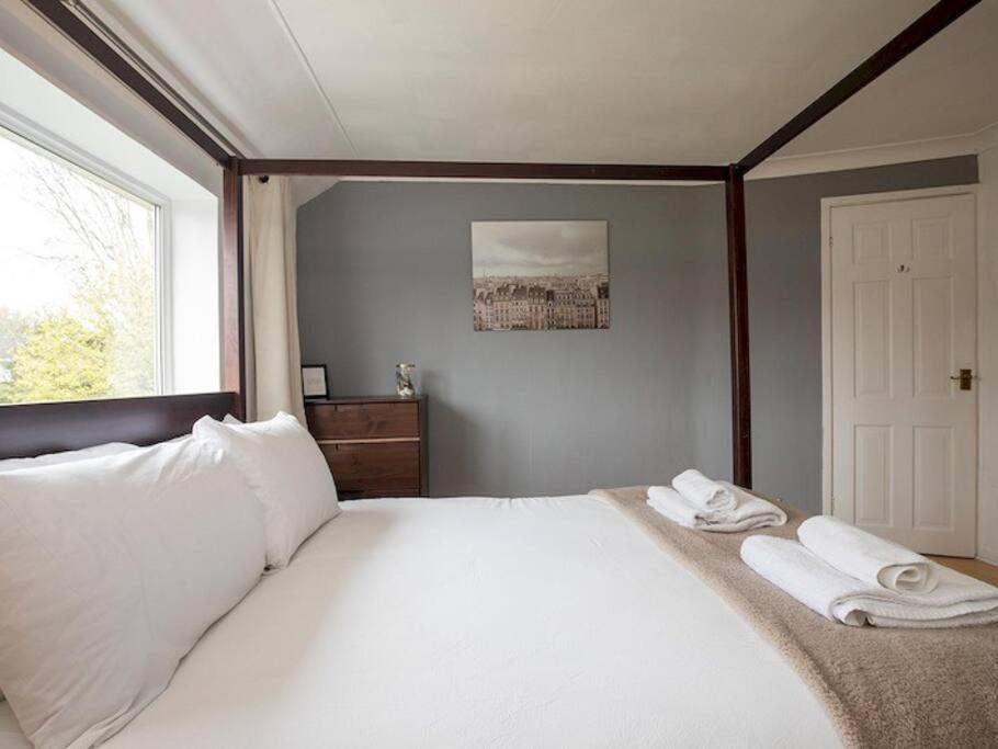 Large 4 Bed House Near River Thames