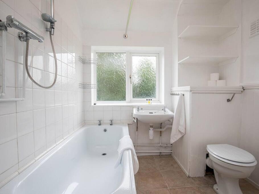 Large 4 Bed House Near River Thames Holiday home *