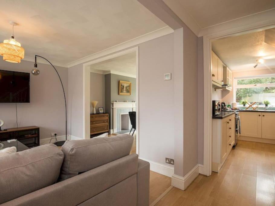 Holiday home Large 4 Bed House Near River Thames Old Windsor